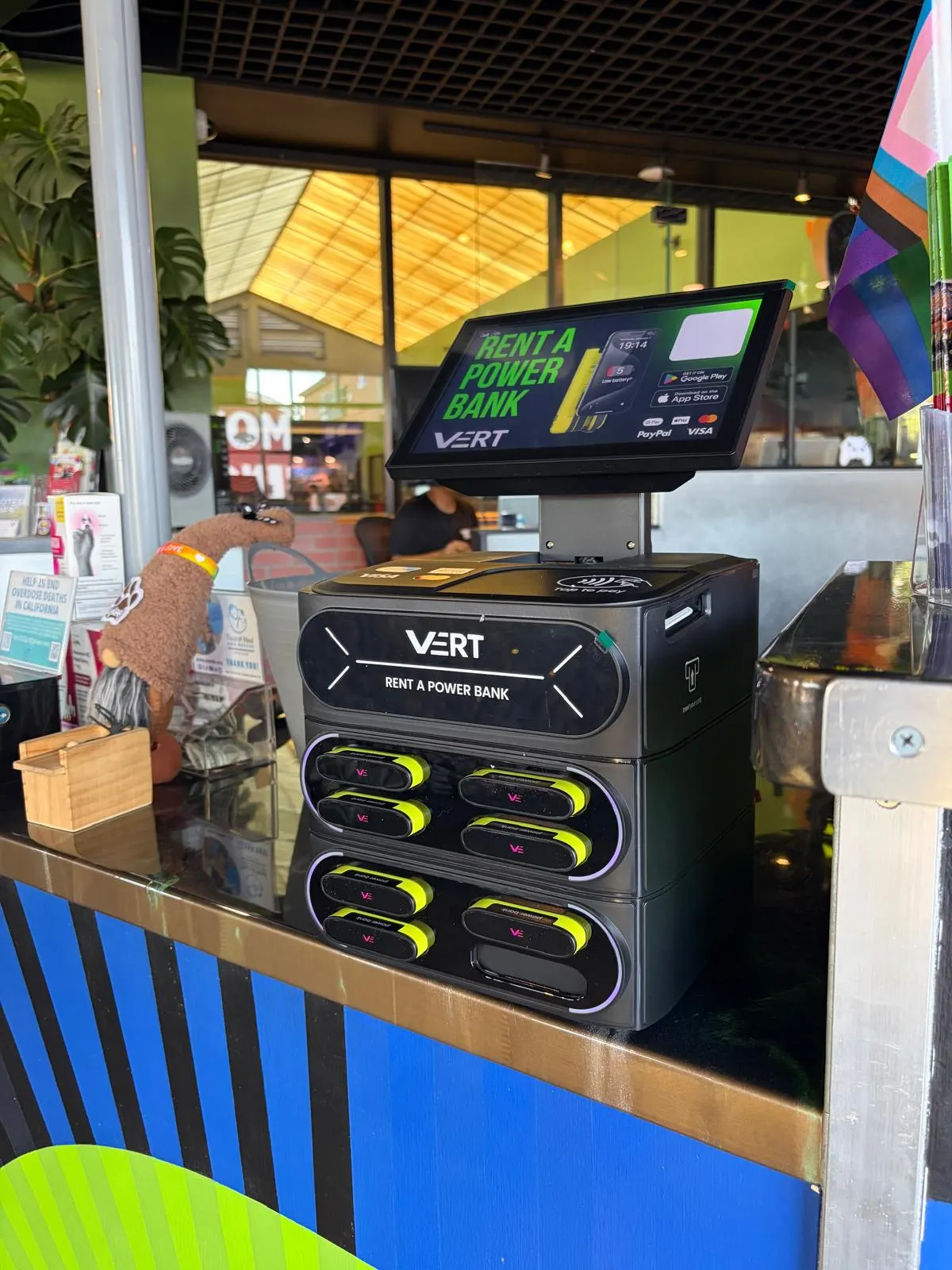 VERT station on a café counter